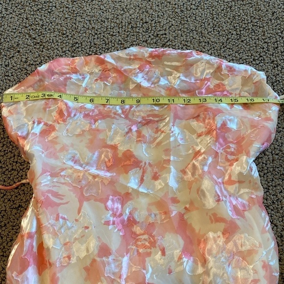 Astr Flowy Floral Dress Size Medium in Like New Condition - Picture 10 of 11